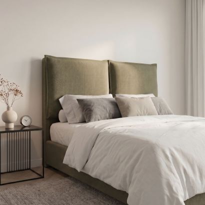 Tête de lit kaki design minimaliste dans une chambre moderne avec éclairage naturel et déco épurée